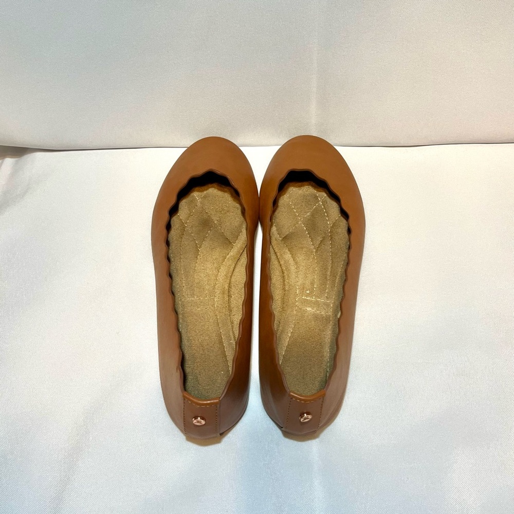 Scalloped Edge Tan Ballet Flats Sz 8 - Picture 5 of 8